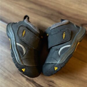 Keen toddler barefoot boots size US 7